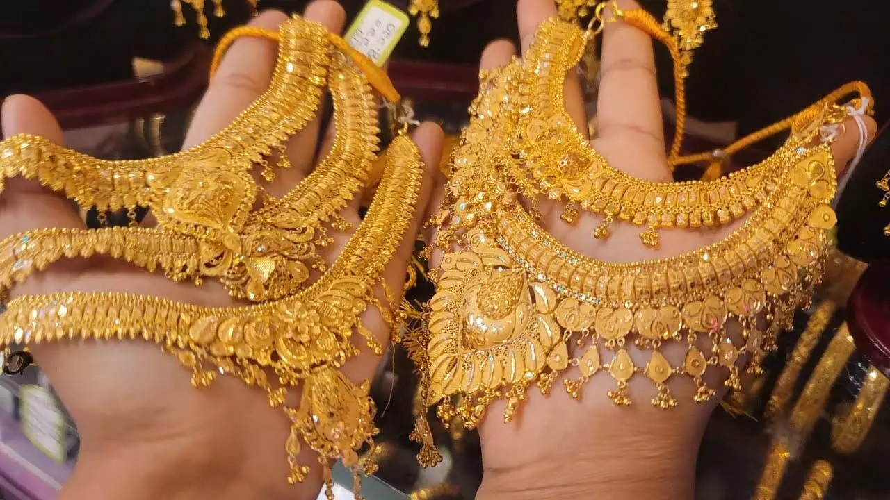 Gold Rates | బంగారం కొనుగోలుదారులకు గుడ్‌న్యూస్‌.. తెలుగు రాష్ట్రాల్లో నేడు ధరలు ఇవే..