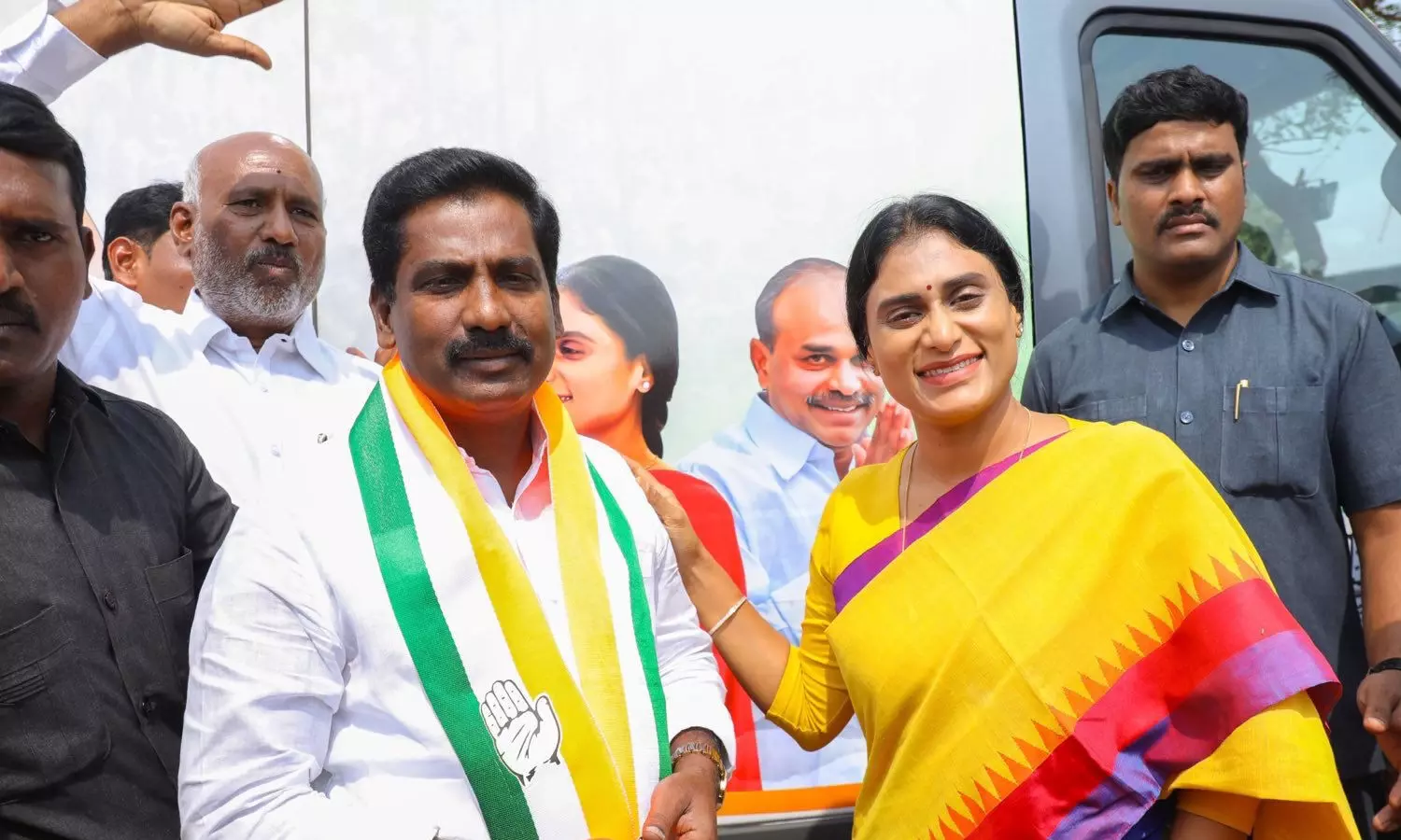 కాంగ్రెస్‌లో చేరిన వైసీపీ ఎమ్మెల్యే ఎంఎస్‌.బాబు