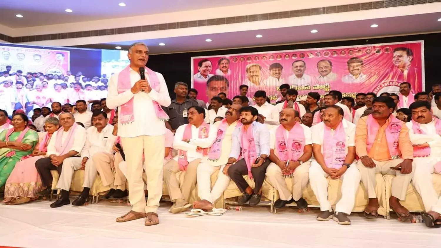 ఉద్దెర మాటలు తప్ప ఉద్ధరించిందిలేదు: హరీష్ రావు