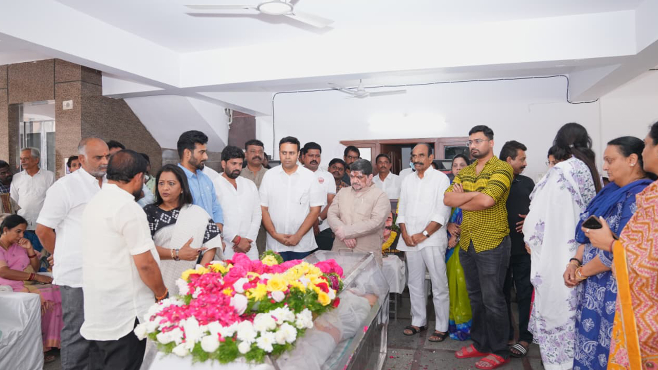 Ramreddy Damodar Reddy Passes Away | దామోదర్ రెడ్డి పార్థివ దేహానికి నివాళులు అర్పించిన కాంగ్రెస్ నేతలు