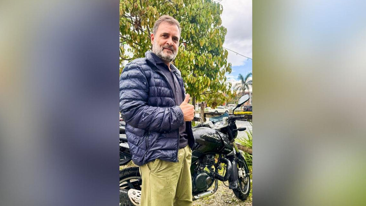 Rahul Gandhi Spotted With Bajaj Pulsar | పల్సర్ బైక్‌ మందు రాహుల్ గాంధీ ఫొటో.. సోషల్ మీడియాలో వైరల్