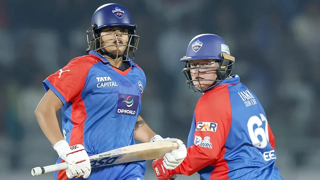 WPL 2026 మ్యాచ్‌లో ఢిల్లీ క్యాపిటల్స్ ఓపెనర్లు షఫాలి వర్మ, లిజెల్ లీ ఆగ్రెసివ్‌గా బ్యాటింగ్ చేస్తూ రన్స్ కోసం పరుగెత్తుతున్న క్లోజ్-అప్ యాక్షన్ ఫోటో.