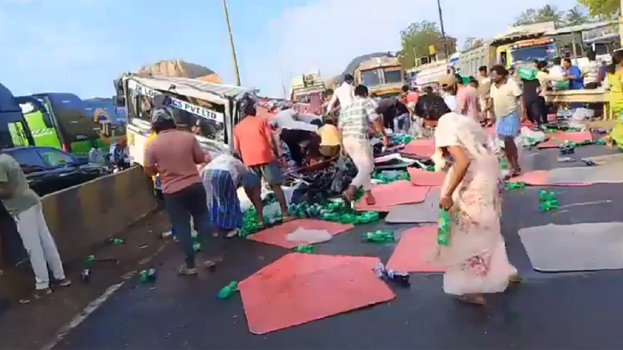 Nellore : కూల్ డ్రింక్స్ లారీ బోల్తా…10నిమిషాల్లో ఖాళీ చేసిన జనం