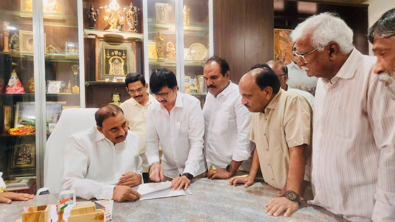 ఎమ్మెల్యే గాంధీకి  గోపన్ పల్లి జర్నలిస్ట్ కాలనీ వాసుల వినతి