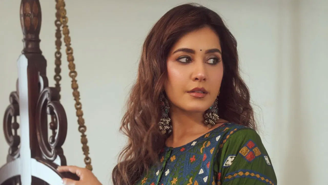 Raashii Khanna | షూటింగ్ సెట్లో ఊహించ‌ని అనుభ‌వం.. రాశీ ఖన్నా కారవాన్‌లో చోరీ, డ్రైవర్‌పై అనుమానం