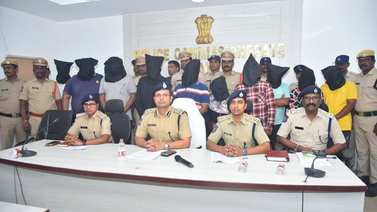 వరంగల్‌ ట్రిపుల్‌ మర్డర్‌ కేసును ఛేదించిన పోలీసులు.. భర్తే హంతకుడు.. దొరికిపోయిందిలా…