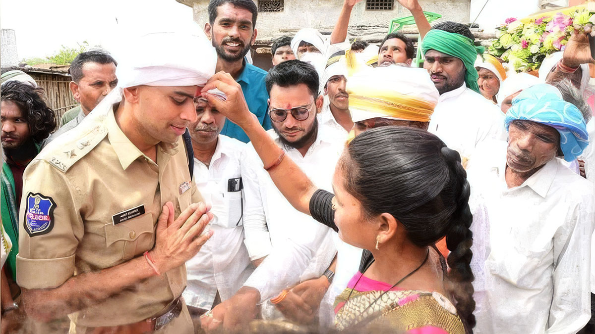ఆదిలాబాద్ గిరిజన యువతకు లైబ్రరీ.. విద్యపై దృష్టి పెట్టాలని ఎస్పీ అఖిల్ మహాజన్ పిలుపు