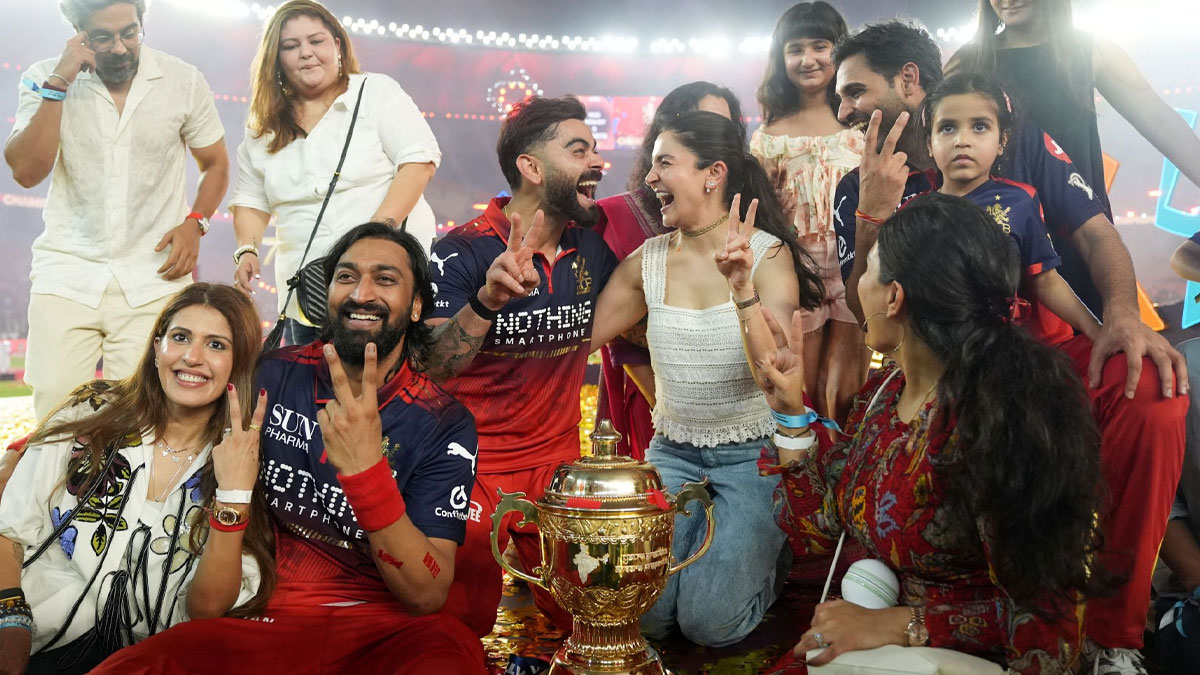 ఐపీఎల్ కప్ విజయోత్సవ సంబరాల్లో విరుష్క జంట హంగామా!